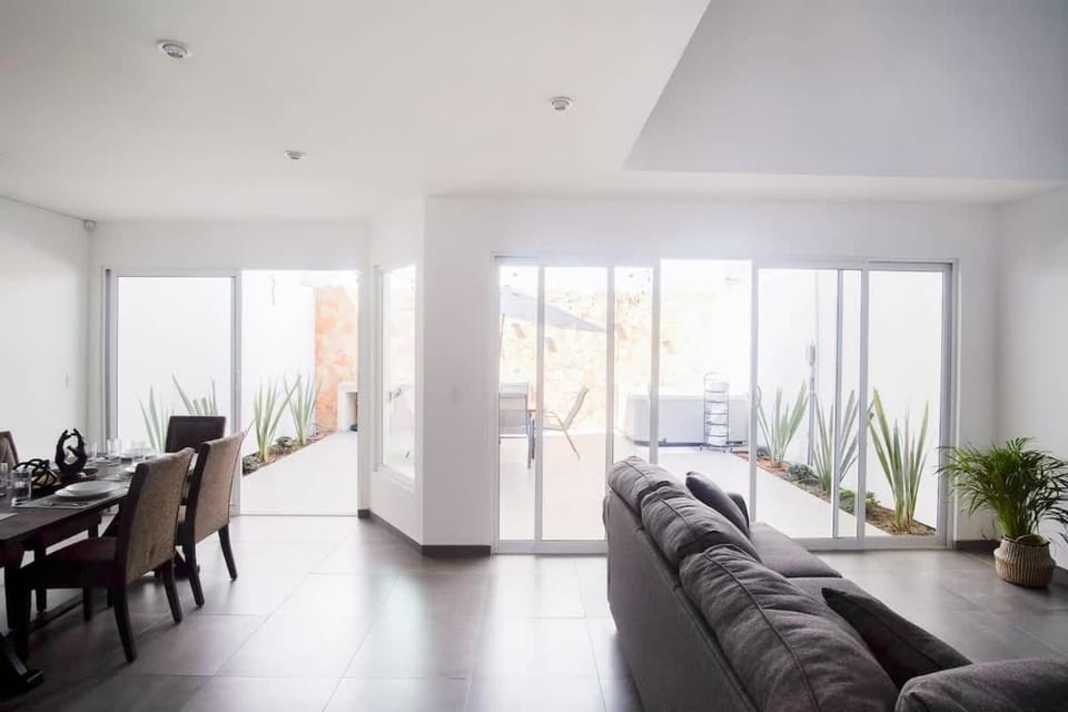 Modern House with Jacuzzi & Grill 3BR House in Ensenada