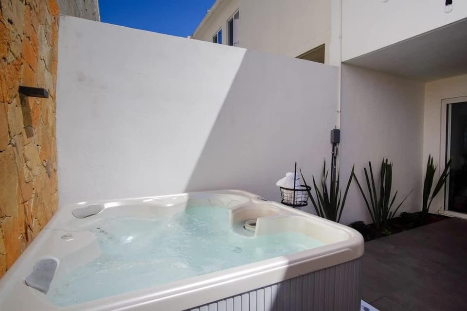 Modern House with Jacuzzi & Grill 3BR House in Ensenada