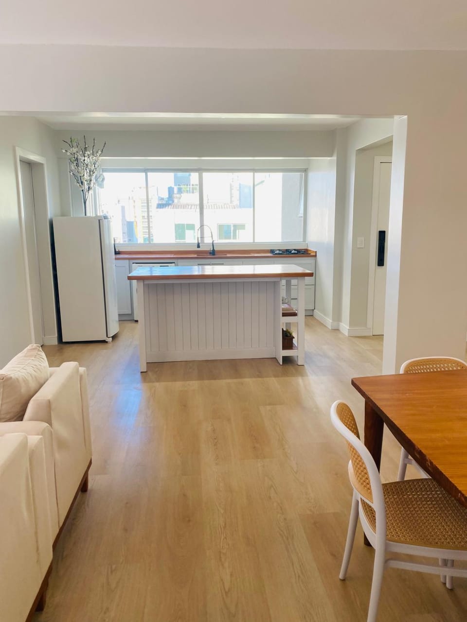 Kitchen or kitchenette, Living room, Seating area, Dining area
