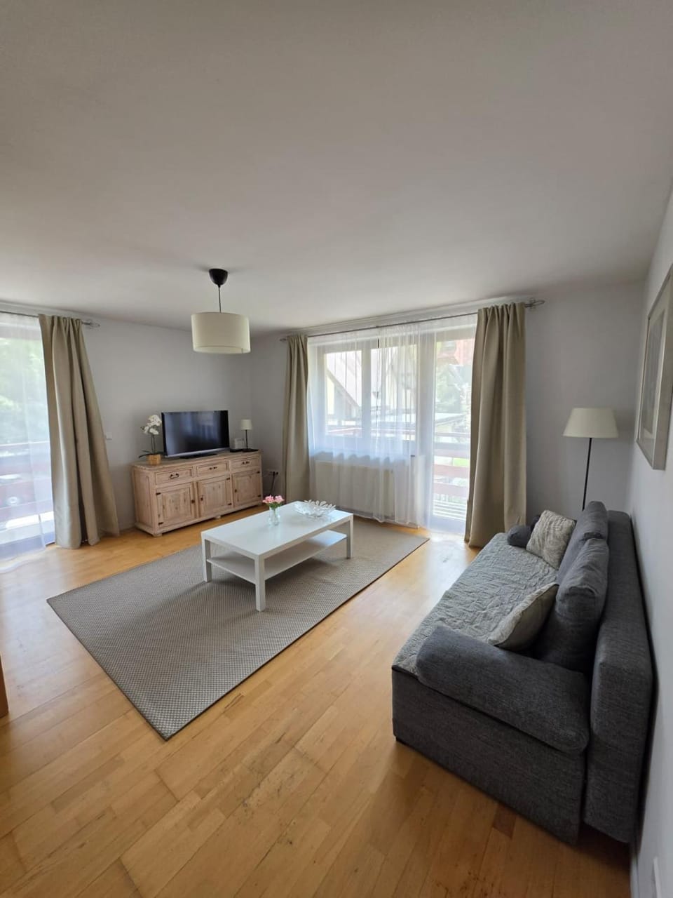 Communal lounge/ TV room, TV and multimedia, Living room, Seating area, Evening entertainment