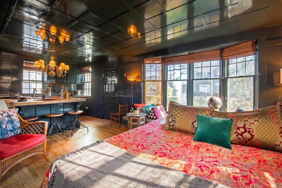 The Explorer's Retreat-West End Condo King Bed House in Provincetown
