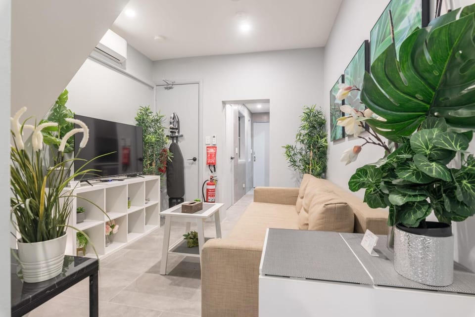 Modern Single Room - AC - 1Min Walk to Central- Close to Darling Harbour Chinatown CBD - Shared Bathroom Bed and Breakfast in Surry Hills