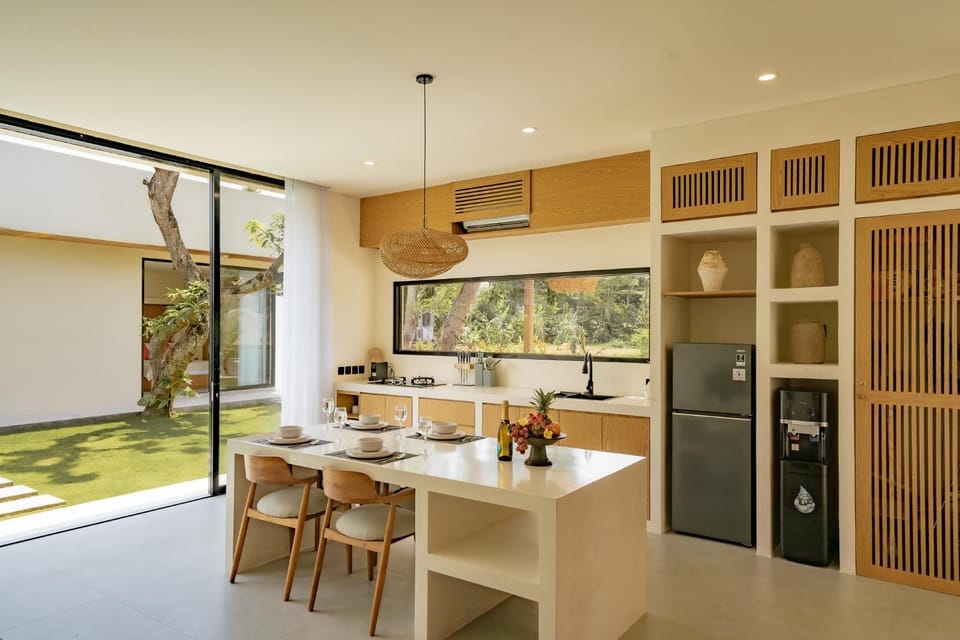 Kitchen or kitchenette, Dining area