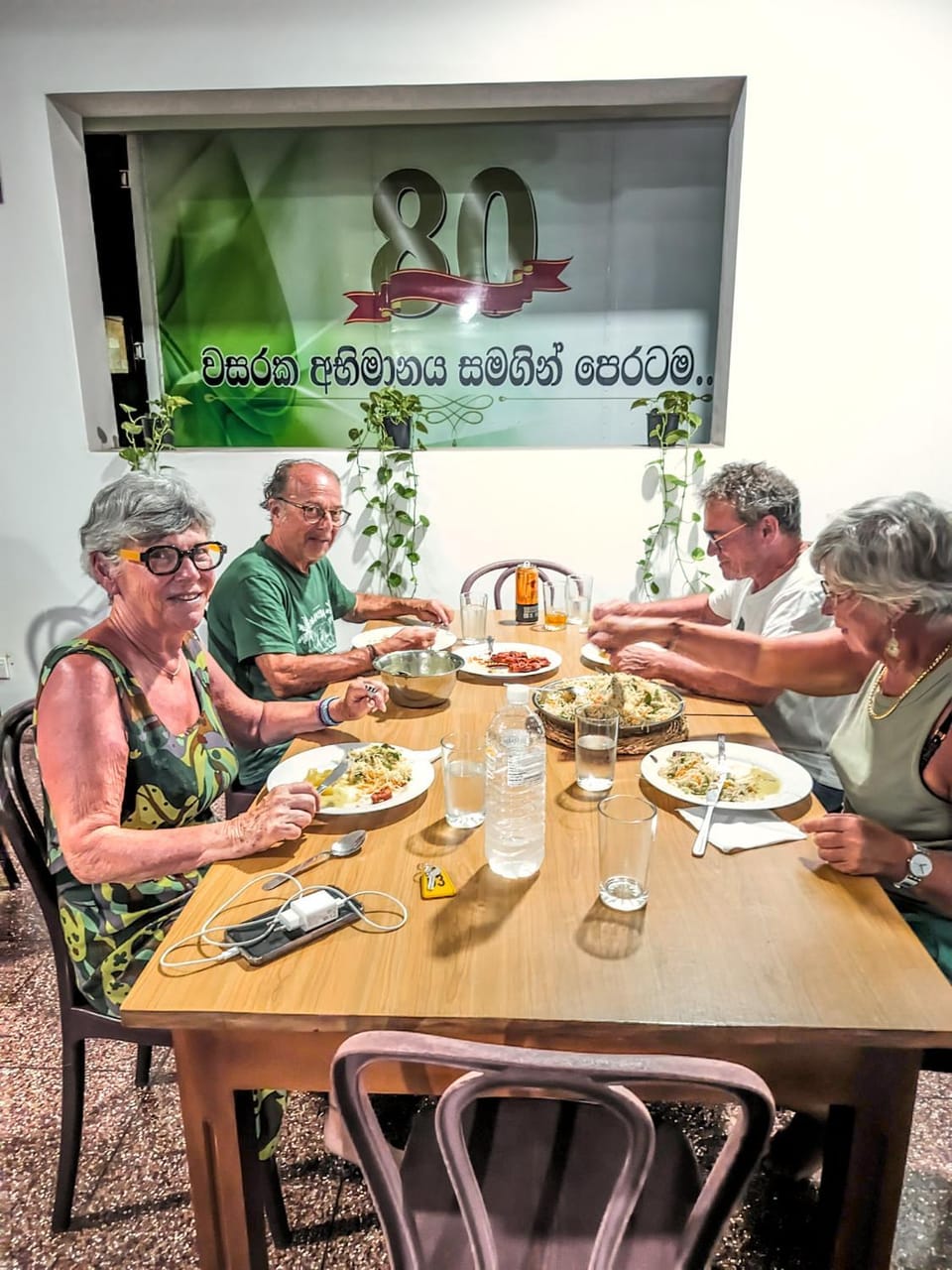 Restaurant/places to eat, People, Food and drinks, Dining area, Food, Guests, group of guests
