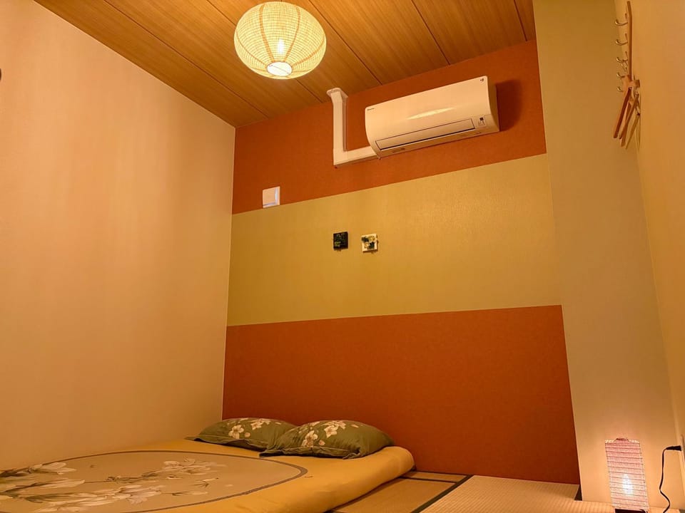 Photo of the whole room, Bedroom