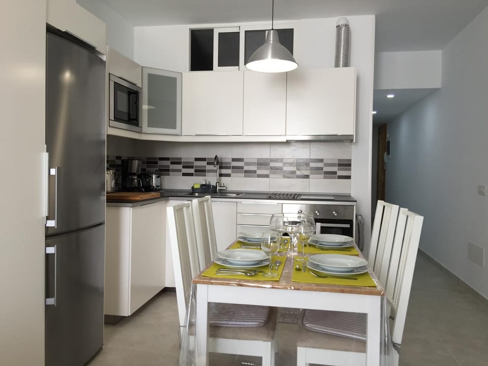 Kitchen or kitchenette, Dining area