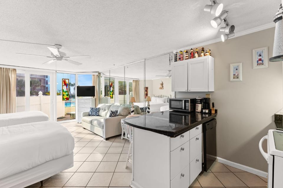Bed, Kitchen or kitchenette, Photo of the whole room, Seating area, Dining area