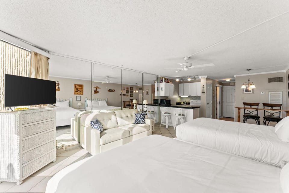 Kitchen or kitchenette, Living room, Photo of the whole room, Dining area, Bedroom
