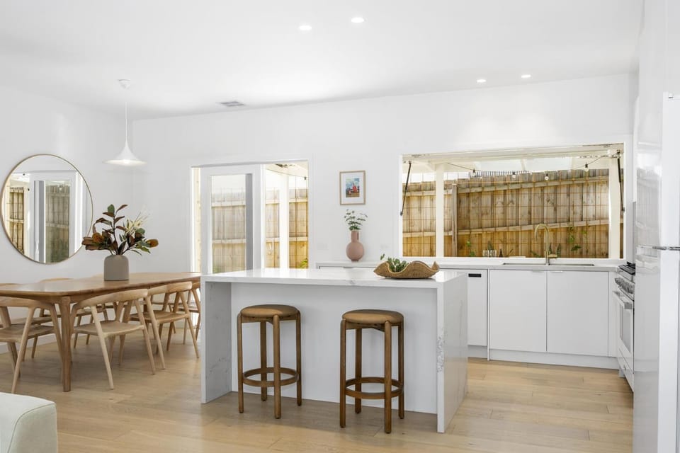 Limestone Lodge - Pool Spa Retreat House in Portsea