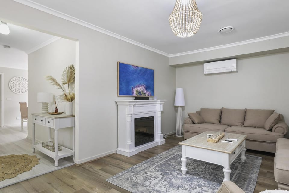 Spacious 3-Bed Home with Garden in Preston House in Melbourne