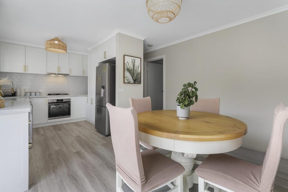 Spacious 3-Bed Home with Garden in Preston House in Melbourne
