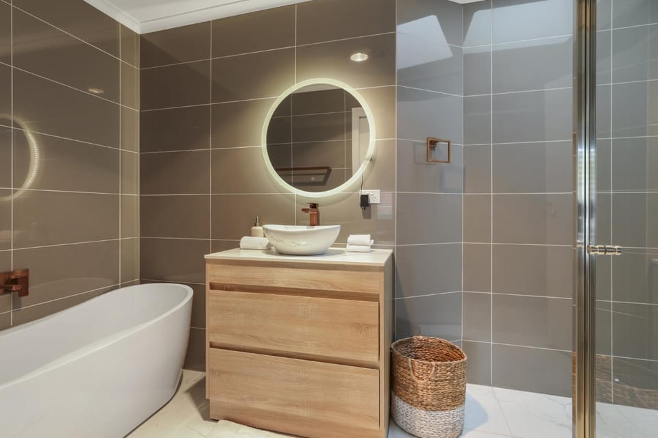 Spacious 3-Bed Home with Garden in Preston House in Melbourne