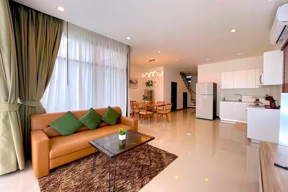 Kitchen or kitchenette, Living room, Seating area, Dining area, oven, stove