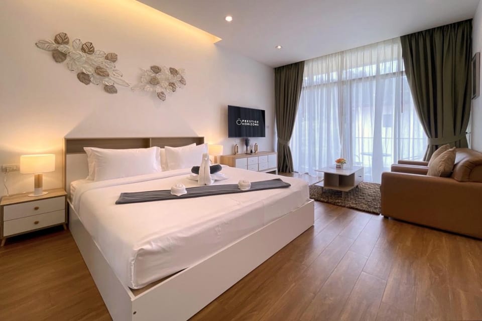 Bed, TV and multimedia, Photo of the whole room, Seating area, Bedroom