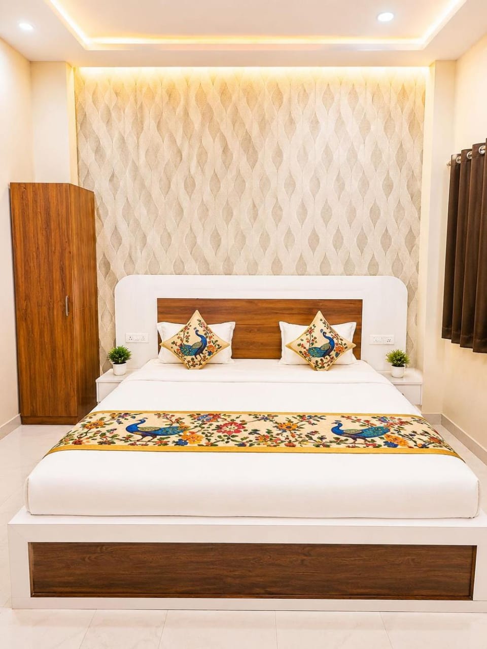 Cosmic Elite Krishiva Hotel Vrindavan - Affordable Rooms at Central Location Hotel in Uttar Pradesh