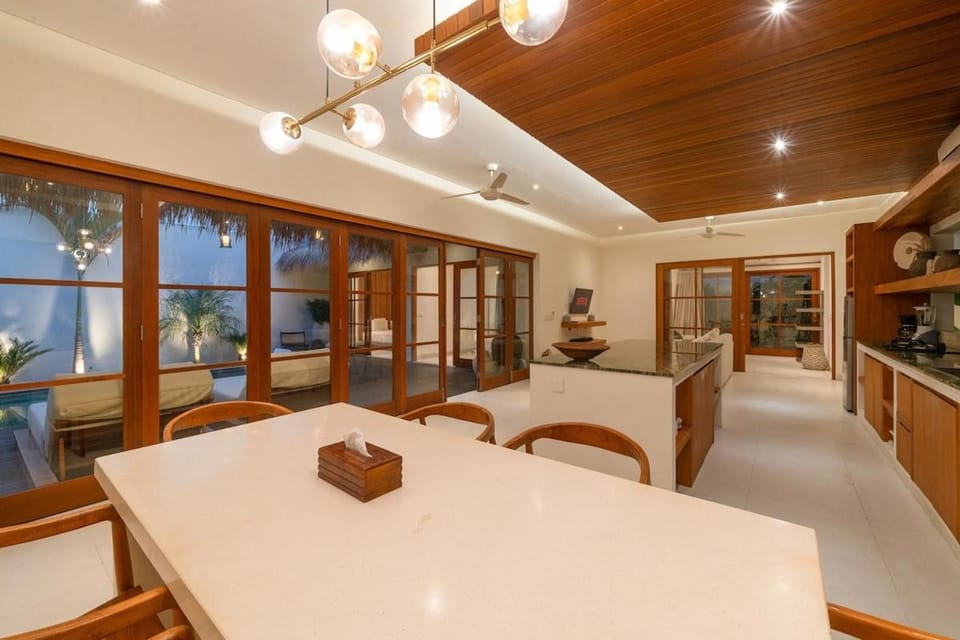 KOMOREBI - Modern & Luxury 3BR - Central Canggu Beach House in North Kuta