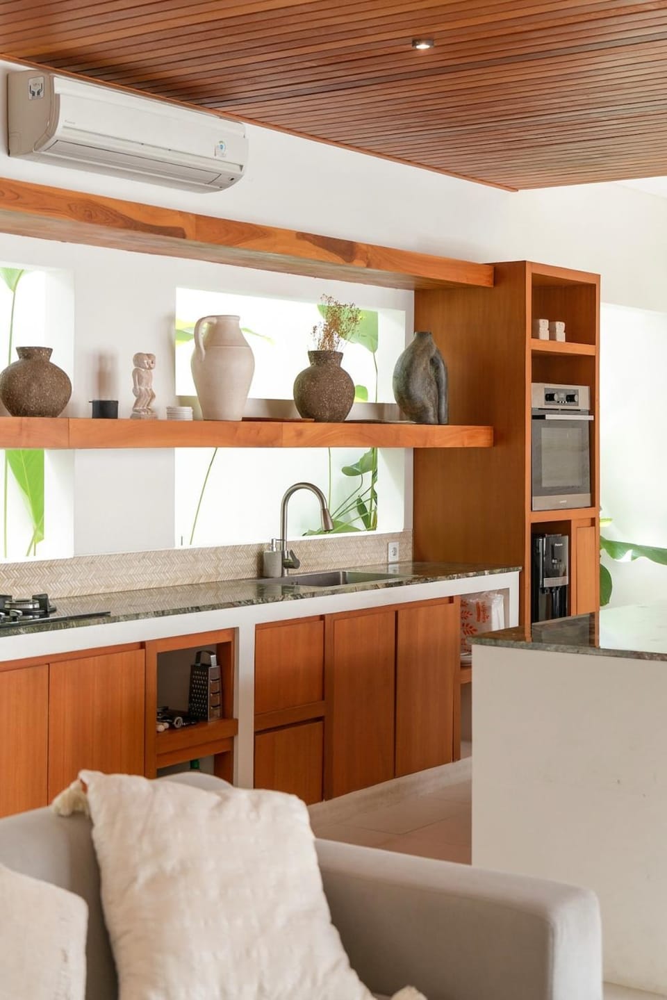 KOMOREBI - Modern & Luxury 3BR - Central Canggu Beach House in North Kuta