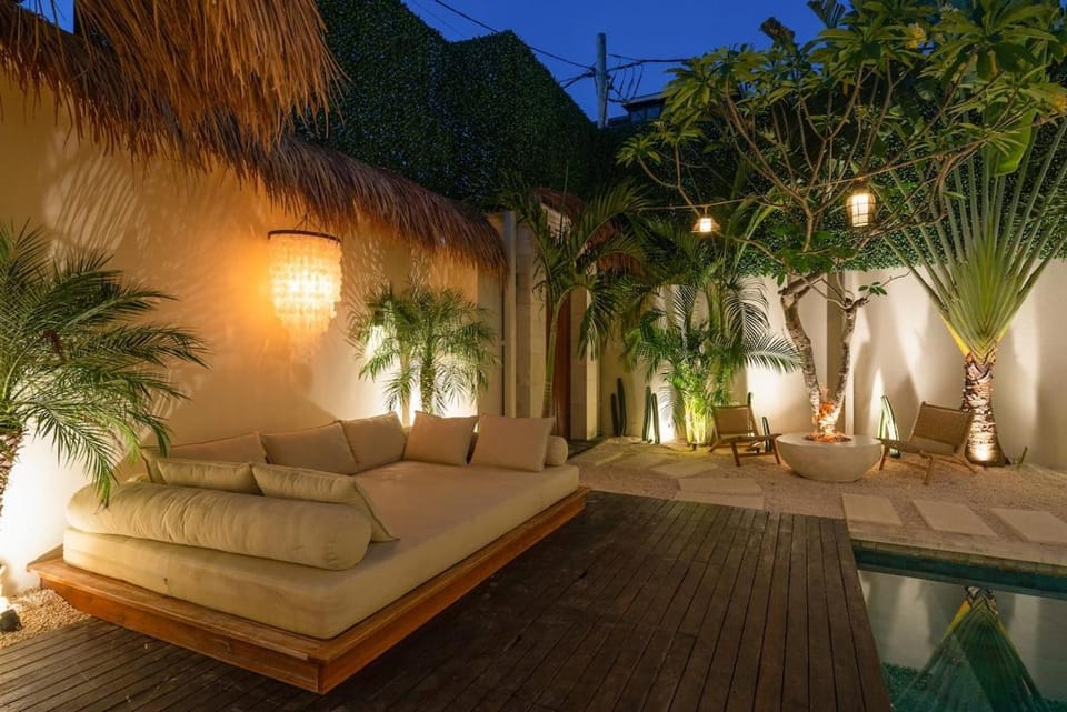 KOMOREBI - Modern & Luxury 3BR - Central Canggu Beach House in North Kuta