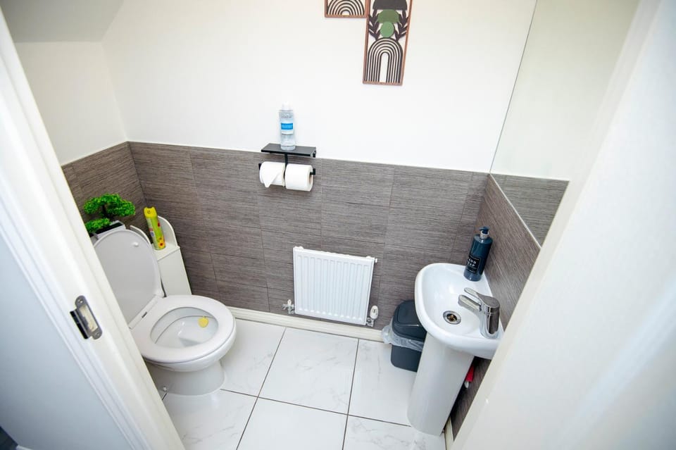 PG stays Spacious Entire 4 Bed house with Garden House in England