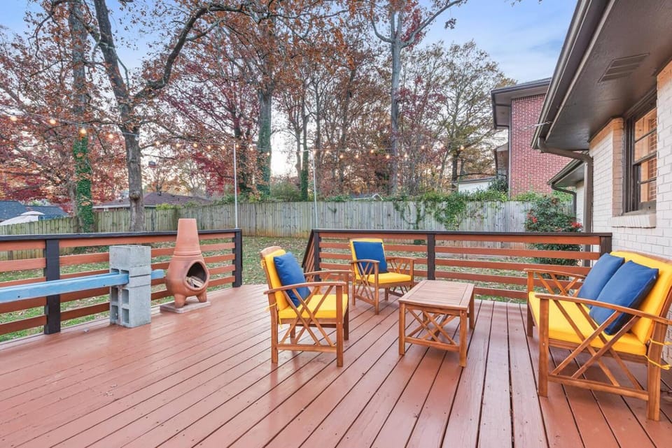 Cool East ATL Huge Fenced Yd-Fire pit King Bed House in Atlanta