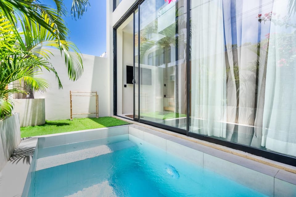 Day, Swimming pool