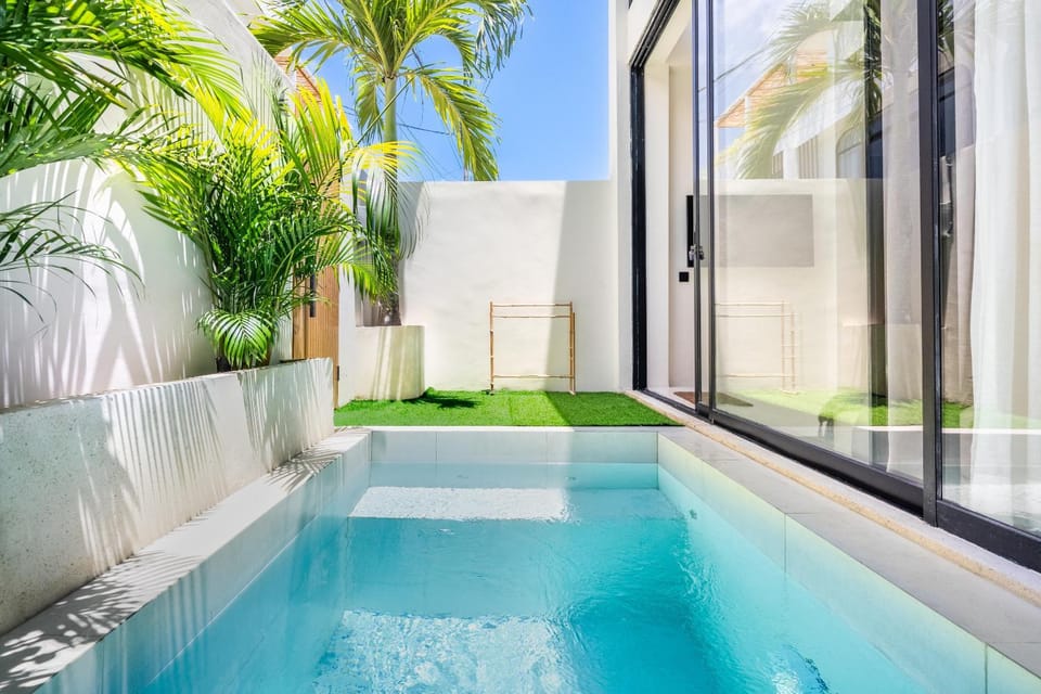 Day, Swimming pool