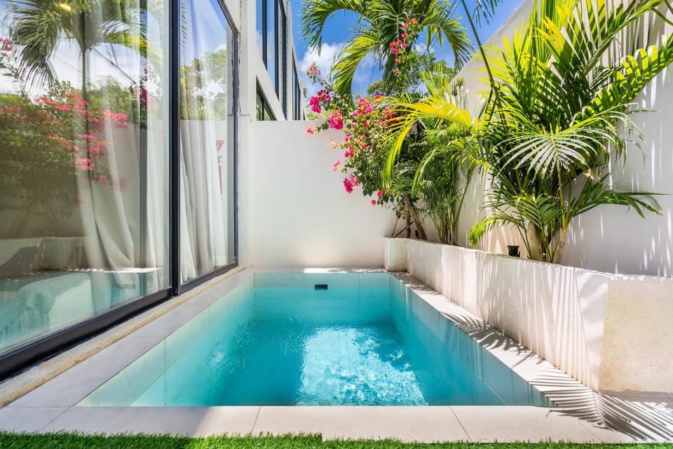 Day, Swimming pool
