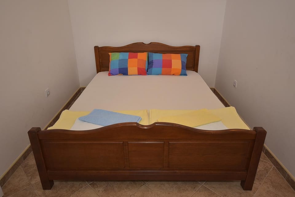 Bed, TV and multimedia, Seating area, Bedroom