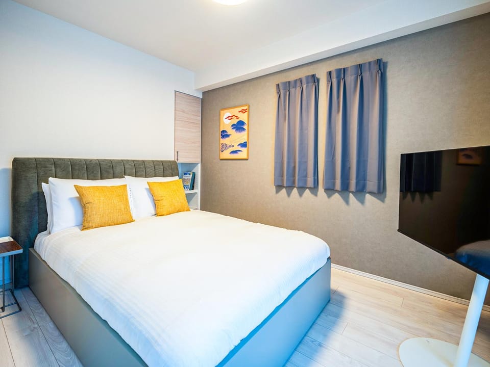 Bed, TV and multimedia, Bedroom