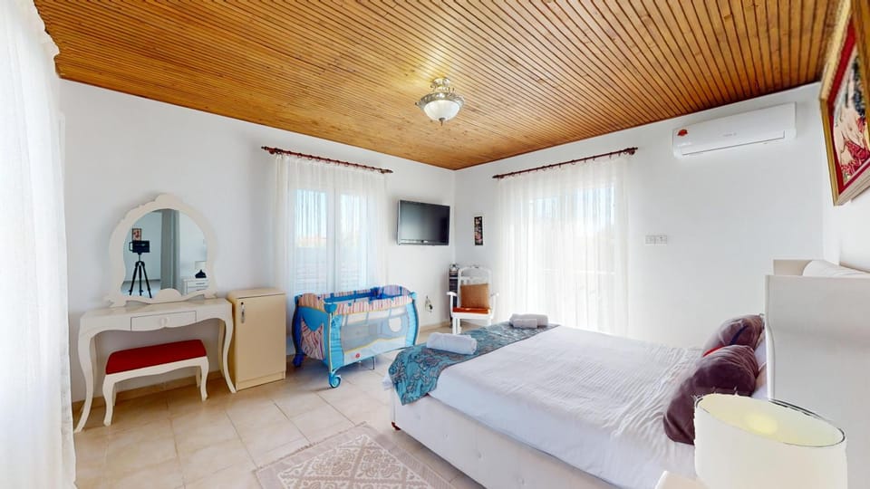 Bed, TV and multimedia, Photo of the whole room, Bedroom