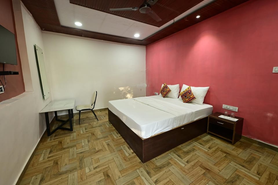 Bed, TV and multimedia, Living room, Photo of the whole room, Seating area, Bedroom