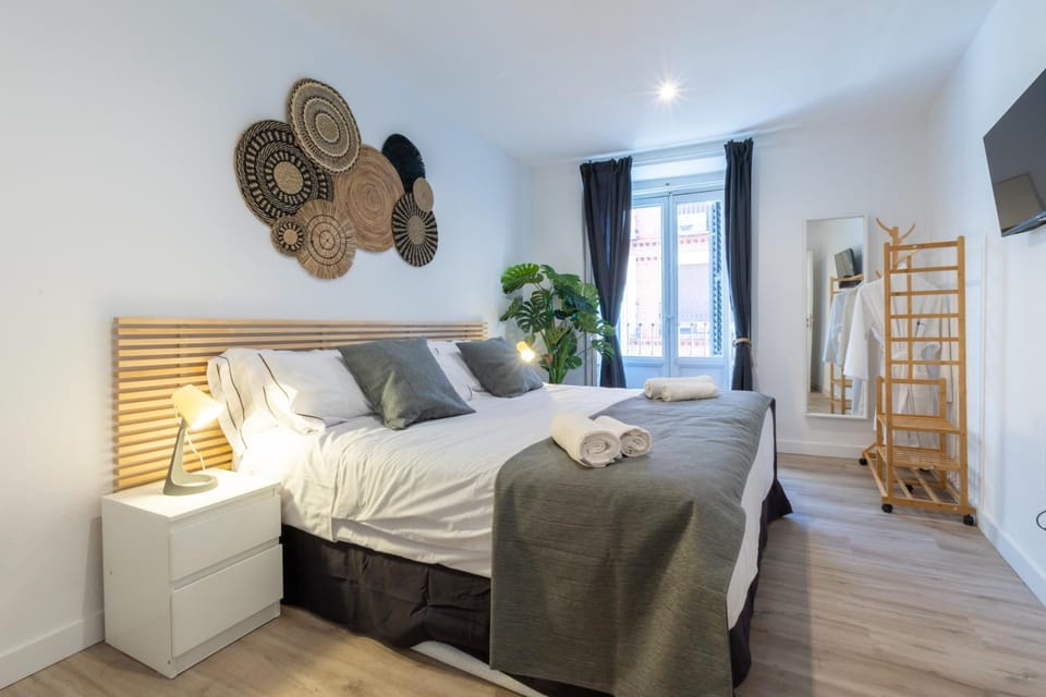 Bed, TV and multimedia, Photo of the whole room, Bedroom, towels