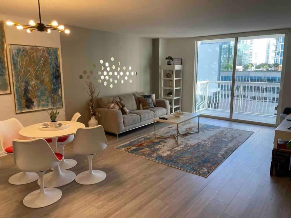 Stylish 1BR Modern Apt in Brickell - Free Parking House in Brickell