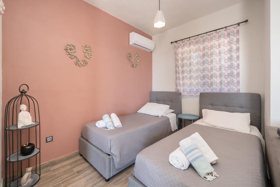 Bed, Living room, Bedroom, towels, air conditioner