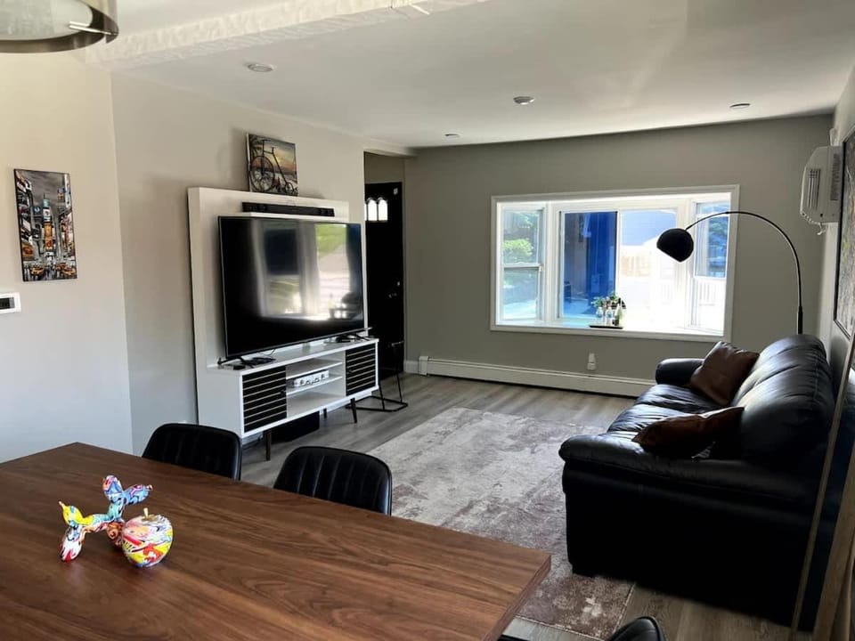 Stylish 3-Bedroom Stay Free Parking House in Chelsea