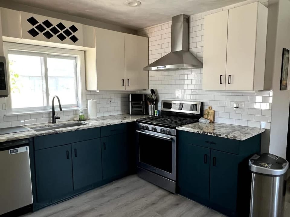 Stylish 3-Bedroom Stay Free Parking House in Chelsea