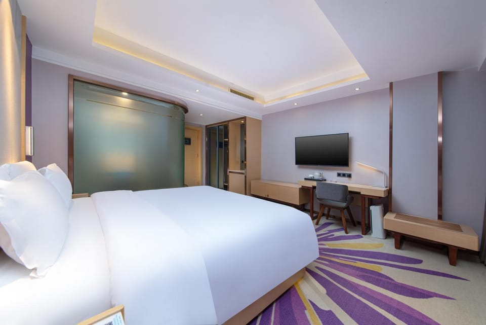 Communal lounge/ TV room, Bed, TV and multimedia, Living room, Photo of the whole room, Seating area, Evening entertainment, Bedroom, wardrobe