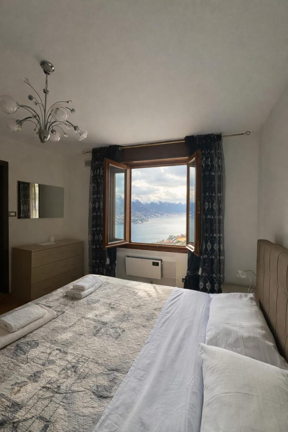 Photo of the whole room, Bedroom, Lake view