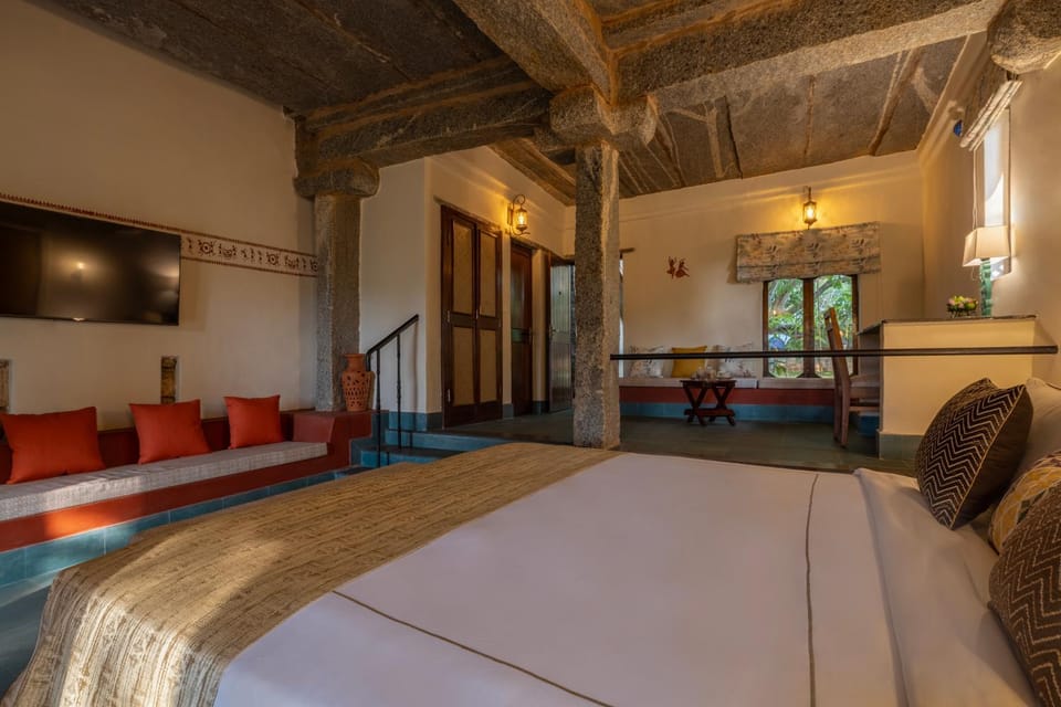 Bed, Photo of the whole room, Seating area, Bedroom