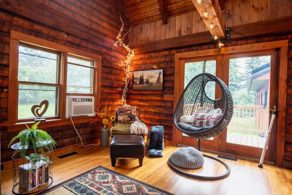 Cozy Log Cabin- W Fireplace Cabin in Vermont