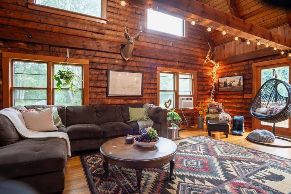 Cozy Log Cabin- W Fireplace Cabin in Vermont