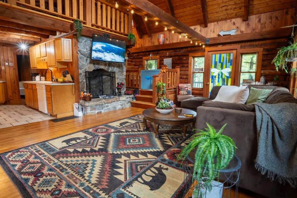 Cozy Log Cabin- W Fireplace Cabin in Vermont