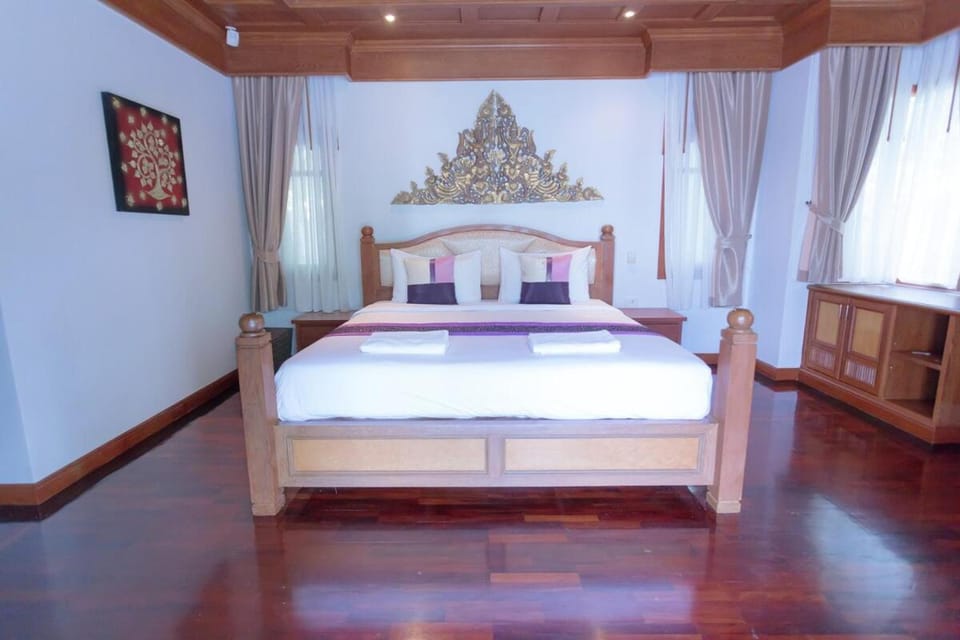 Classic Cozy Thai Villa BIG pool Party OK Villa in Patong