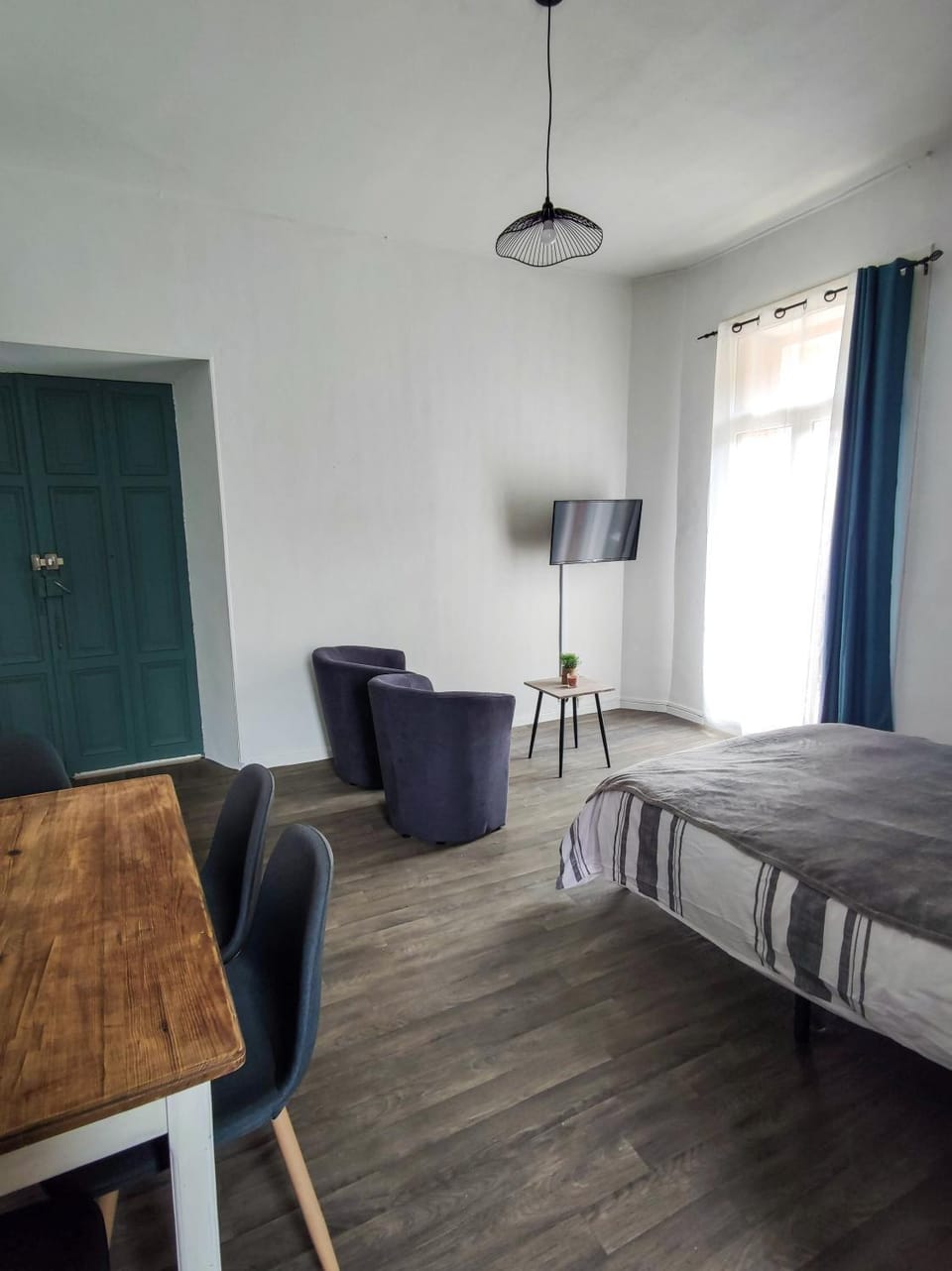 Bed, Living room, Photo of the whole room, Seating area, Bedroom