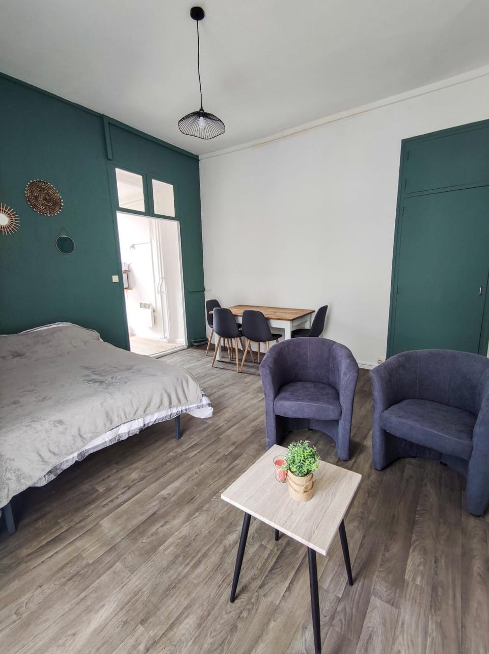 Bed, Living room, Photo of the whole room, Seating area, Dining area, Bedroom