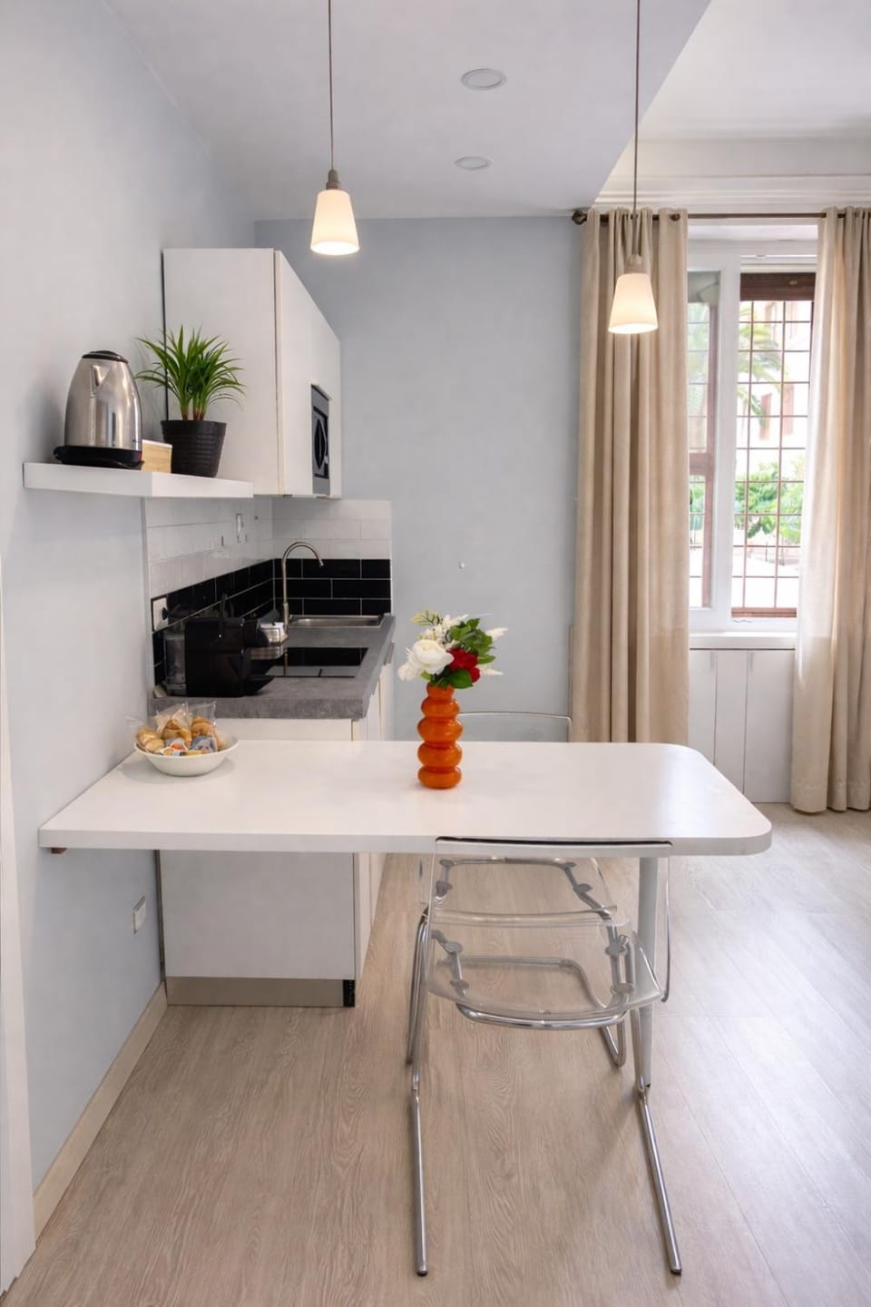 TV and multimedia, Coffee/tea facilities, Kitchen or kitchenette, Dining area, Breakfast, Inner courtyard view, internet, minibar, kitchen, air conditioner
