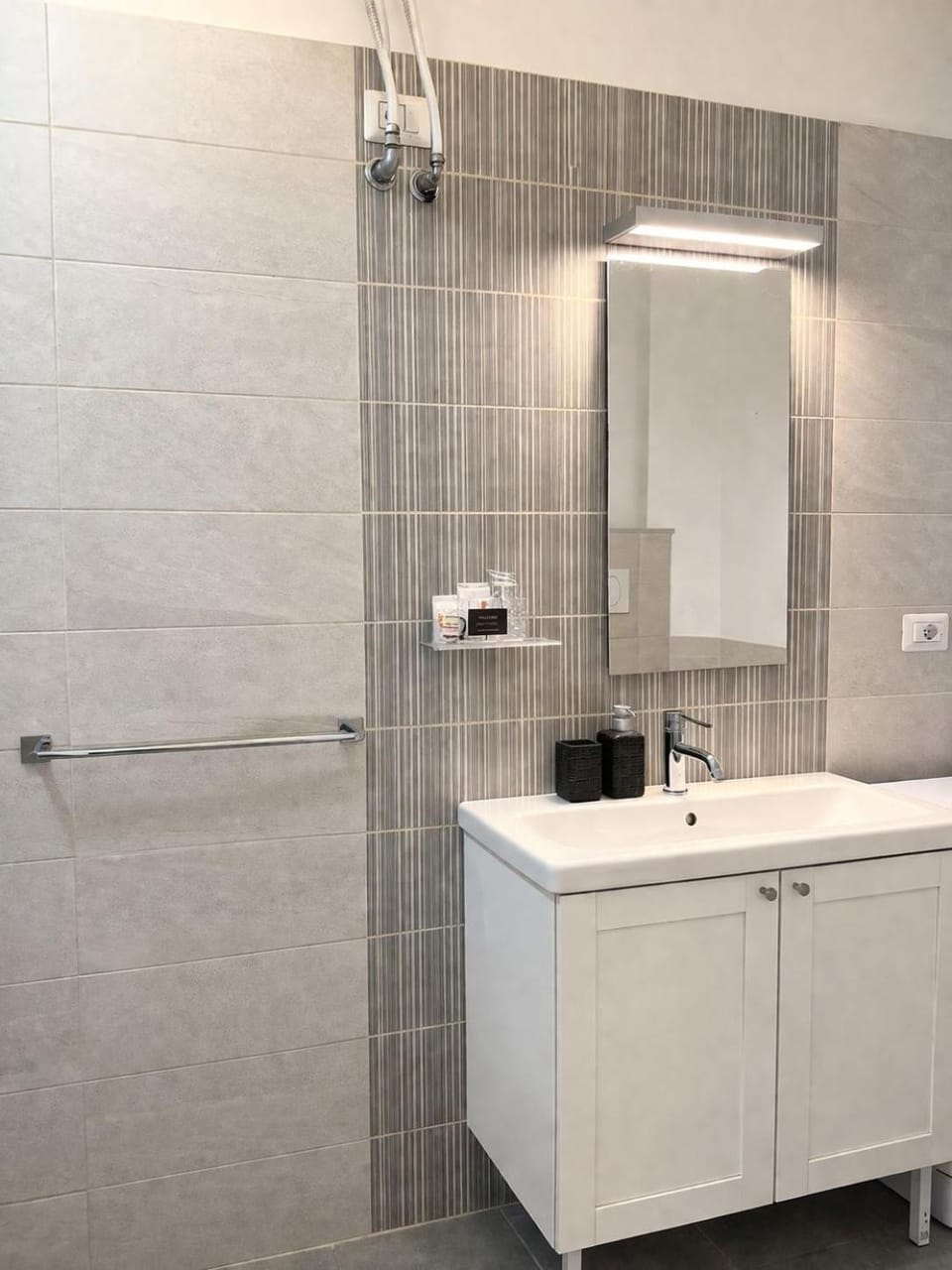 Shower, Bathroom, Inner courtyard view, hair dryier, internet, towels, washing machine, air conditioner