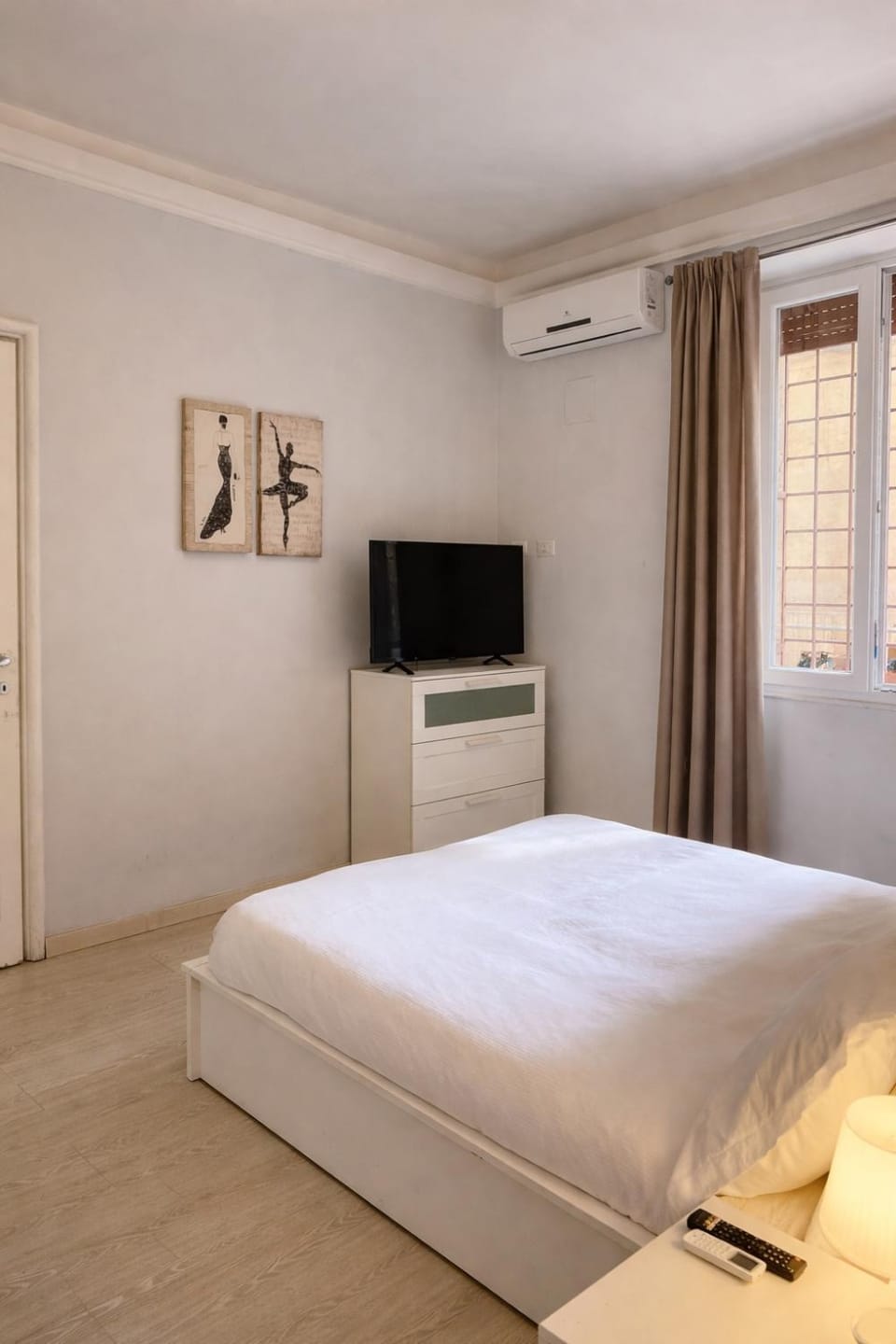 Bed, TV and multimedia, Photo of the whole room, Evening entertainment, Bedroom, Inner courtyard view, internet, towels, air conditioner