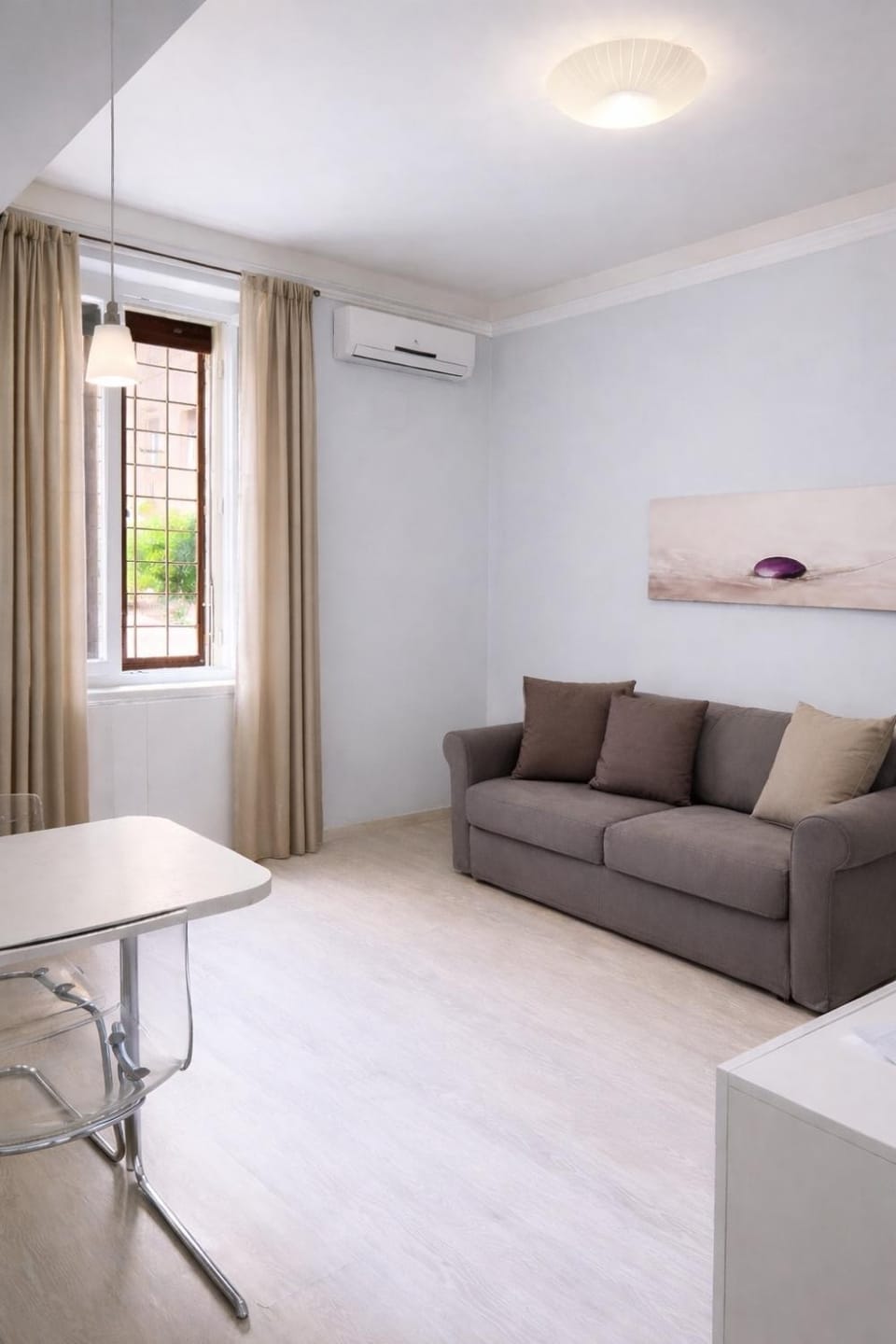 Children play ground, TV and multimedia, Living room, Photo of the whole room, Seating area, Dining area, Animals, children, young children, Inner courtyard view, internet, air conditioner