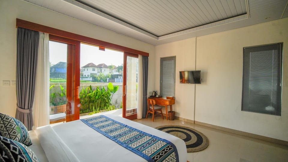 TV and multimedia, Bedroom, Garden view